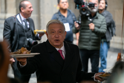 López Obrador ofrece desayunos a la prensa previo a iniciar la conferencia (Foto: AFP)