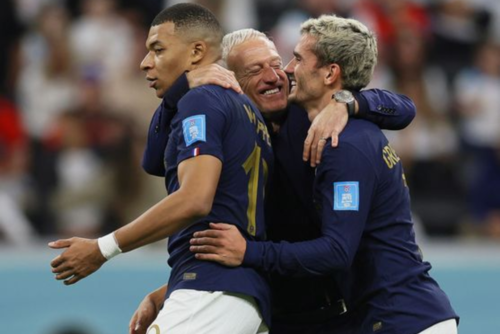 Deschamps celebra el pase con Mbappé y Griezmann (Foto: Agencia EFE)
