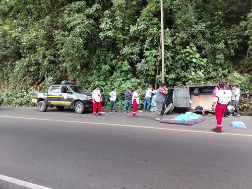 Tras el accidente, hasta el momento, se reporta una personas fallecidas y cuatro heridas que fueron trasladadas al Hospital Nacional de Retalhuleu para recibir atención médica. (Foto: Cruz Roja Guatemalteca)