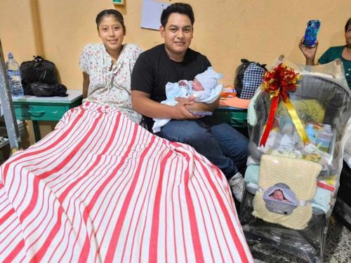 El primer guatemalteco en nacer en este 2025 junto a sus felices padres. (Foto: Redes sociales) 