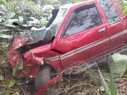 Así quedó el vehículo que perdió el control y terminó en un barranco, tras la caída de una serpiente. (Foto: Canal Noti Retalteco)