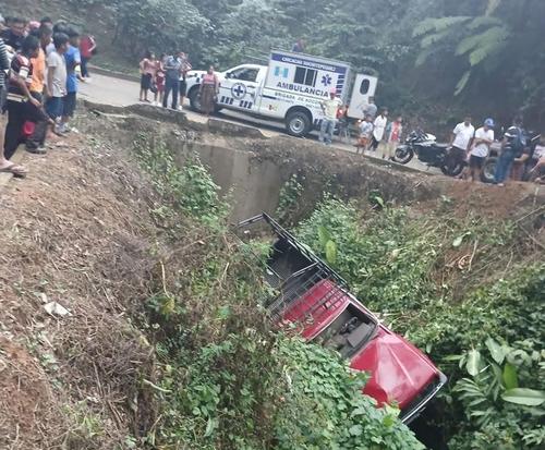 De acuerdo con medios locales, el picop de color rojo cayó en un barranco de aproximadamente 4 metros. (Foto: redes sociales)