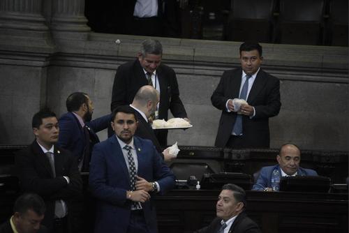 Tras la suspensión de almuerzos en las plenarias, los diputados debieron costear sus propios alimentos. (Foto: Archivo/Soy502)