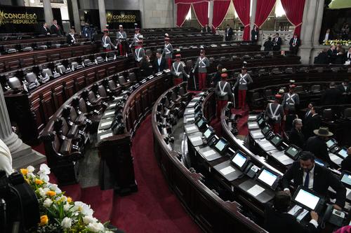 Pocas curules están ocupadas en el hemiciclo parlamentario. (Foto: Wilder López/Soy502)