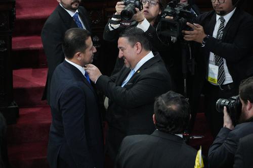 Nery Ramos recibió el pin que lo identifica como presidente del Congreso por el período 2025-2026. (Foto: Wilder López/Soy502)