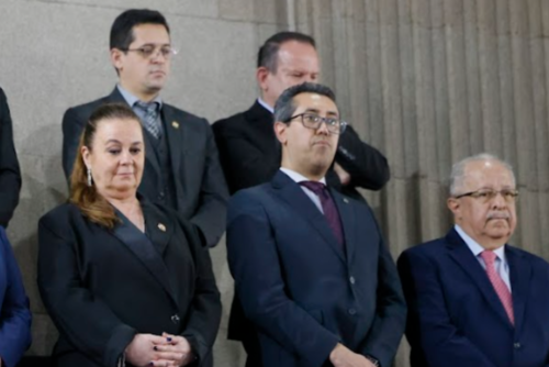 El ministro Jonathan Menkos (al centro), durante la sesión solemne en el Congreso. (Foto: SCSP)