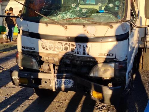 Un hombre resulta herido en ataque simultáneo a camiones repartidores. (Foto: Bomberos Municipales)