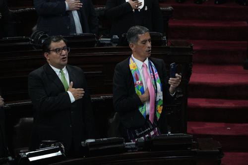 Así fue captado el diputado Víctor Hugo Cifuentes en la pasada sesión solemne del Congreso. (Foto: Wilder López/Soy502)