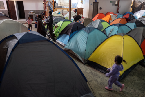 Solicitudes de asilo acampan en el refugio de migrantes Juventud 2000 en Tijuana, estado de Baja California, México, el 21 de enero de 2025. (Foto: AFP)