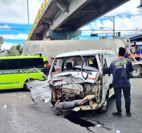 El accidente solo causó daños materiales aunque el conductor del microbus fue trasladado al hospital más cercano. (Foto: Redes sociales)

