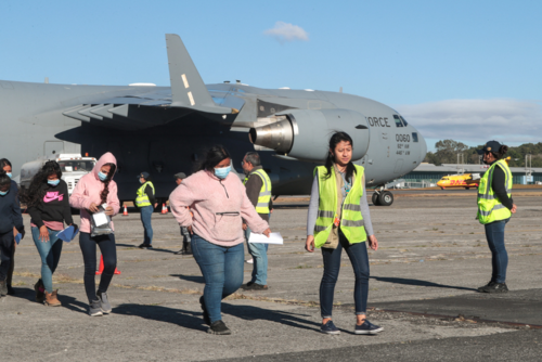 79 guatemaltecos arribaron hoy a la Ciudad de Guatemala. (Foto: AFP)