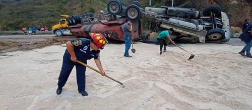 Bomberos y vecinos del área trabajaron en conjunto para eliminar el aceite de la carretera. (Foto: RR. SS.)