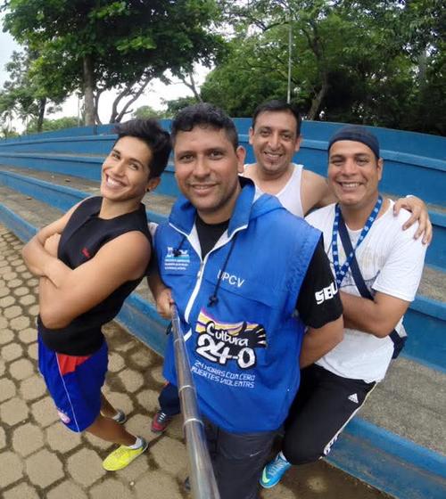 Jose Eduardo (primero de lado izquierdo) es recordado por sus amigos como un joven talentoso que antes de partir pudo dejar "el vicio y hacer lo correcto" (Foto: Redes sociales / Facebook)