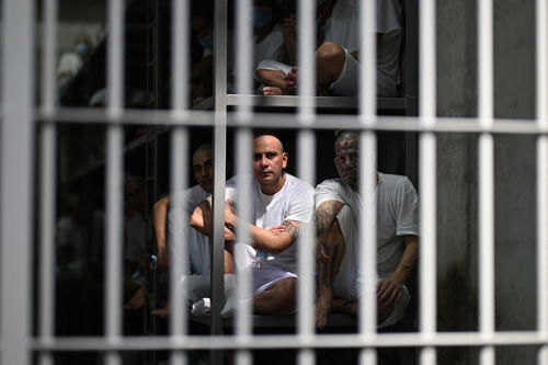 Duermen en catres de acero inoxidable, sin colchón y se abrigan con una sábana blanca delgada. En sus comidas priman los frijoles o la pasta, nunca hay carne por orden del gobierno. (Foto: AFP)