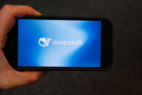 Esta ilustración fotográfica muestra el logotipo de la aplicación DeepSeek en un teléfono móvil en Bruselas el 28 de enero de 2025. (Foto: Nicolás Tucat / AFP) 