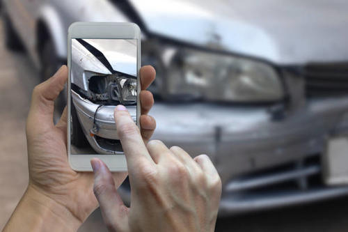 Tomar fotografía de los daños y escena del incidente es importante para evidenciar. (Foto: iStock)