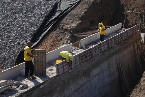 Estas son algunas de la labores que se desarrollan para reparar la autopista a Palín. (Foto: CIV)