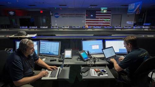 Edward Hirst, en el centro de control de las misiones espaciales. (Foto: Cortesía NASA)