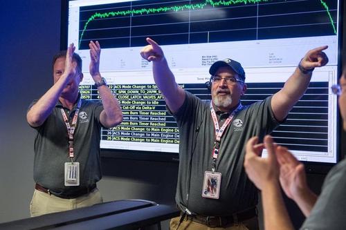 Hirst celebra aquí la inserción en órbita de la misión Juno. (Foto: Cortesía NASA)