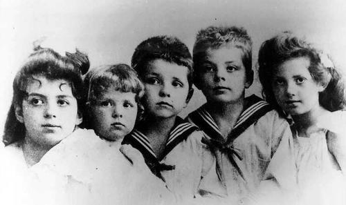 Una foto de la infancia de Antoine de Saint-Exupery. Es el cuarto niño de izquierda a derecha. (Foto: Antoine de Saint-Exupery/Facebook)