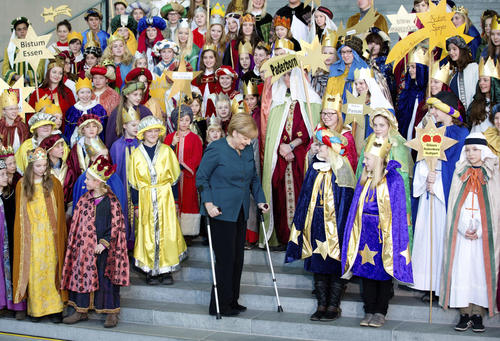 Angela Merkel la canciller alemana sufrió una caída a inicios de año que la obligó a usar ayuda para desplazarse. 