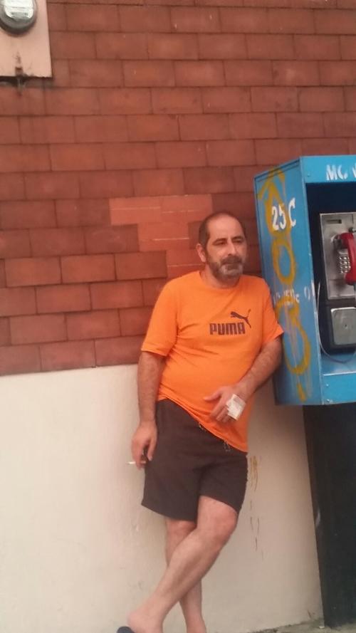 Osama Azziz Ezzat Aranki fue visto el lunes a eso de las 17 horas del lunes 5 de octubre en las afueras de un hospital de la zona 1. (Foto: Soy502) 