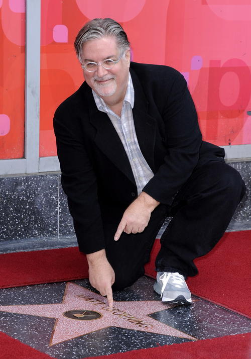 El productor de televisión y dibujante estadounidense, Matt Goening, posa sobre su estrella en el Paseo de la Fama de Hollywood el martes 14 de febrero de 2012. (Foto: EFE)