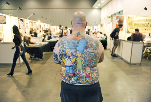 Michael Baxter muestra su espalda tatuada con personajes de Los Simpsons en la Feria del Tatuaje en el Centro de Convenciones y Exposiciones de Melbourne (Australia). (Foto: EFE)