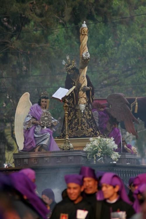 La consagrada imagen de Jesús Nazareno de las Tres Potencias es un auténtico tesoro. Esta procesión de Lunes Santo ya marca el espíritu luctuoso de la Semana Santa guatemalteca. (Foto: Raúl Illescas). 