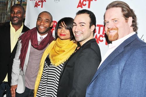 El actros de origen guatemalteco Caesar Samayoa comparte con el elenco de la obra "Sister Act" de Broadway en la que actuó. (Foto: playbill.com) 