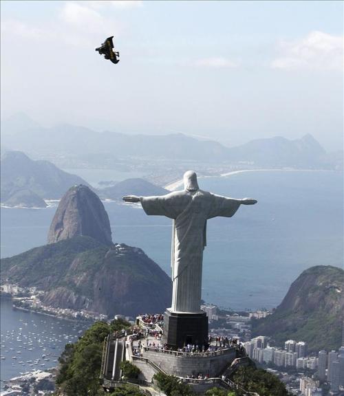 El emblemático Cristo de Corcovado preside la agitada vida de Río de Janeiro, un destino turístico por excelencia en Brasil. (Foto: EFE)