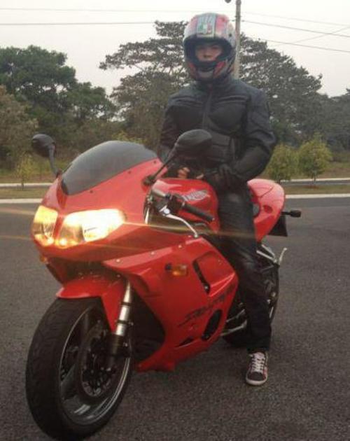 El joven muestra su gusto por las motocicletas y automóviles.  (Foto Facebook)