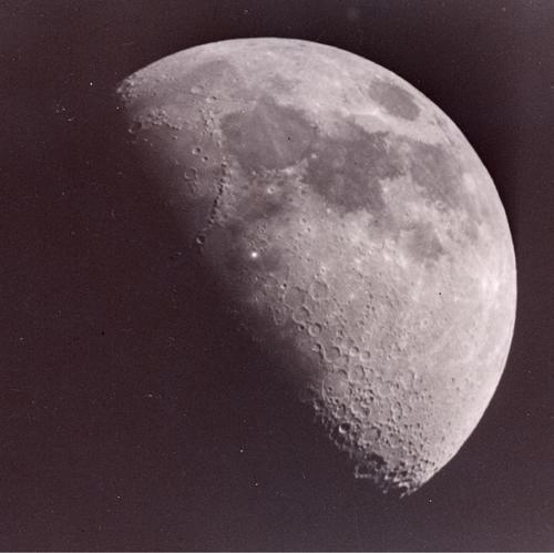 Esta imagen muestra un fogonazo sobre la Luna, algo muy raro. (Foto: Leon Stuart/Cortesía Edgar Castro Bathen).