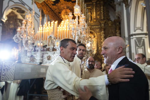 El actor malagueño Antonio Banderas, mayordomo de trono de la Hermandad "Lágrimas y favores", saluda al pregonero de la Semana Santa de este año, Félix Gutiérrez, poco antes de participar en el desfile procesional de María Santísima de Lágrimas y Favores, de las Cofradías Fusionadas de Málaga. (Foto: EFE)