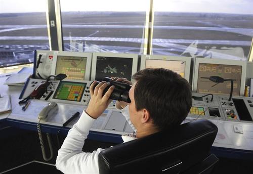 El Controlador Aéreo observa el objeto que apareció en el cielo en Bremen, norte de Alemania, donde varios vuelos tuvieron que ser cancelados y pospuestos después de este apareciera en los radares. (Foto: EFE)