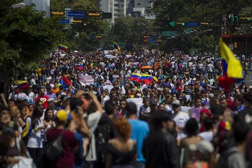 Las manifestaciones multitudinarias por el día de la Juventud, en protesta contra el gobierno de Nicolás Maduro, han degenerado en una crisis violenta. Aquí una imagen de las calles de Caracas, tomadas por los estudiantes. (Foto: EFE).