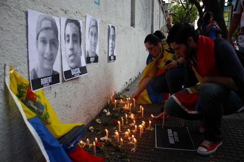 Los compañeros hacen vigilia por dos de los estudiantes fallecidos en medio de las protestas en Venezuela. (Foto: EFE).