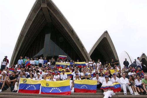 Un grupo de venezolanos residentes en Australia se reunieron frente a la Casa de la Opera en la ciudad de Sídney para solidarizarse con los estudiantes que protestan contra el Gobierno venezolano. Foto:Efe