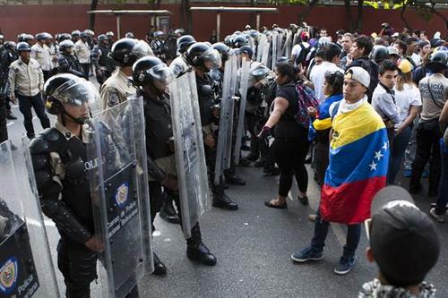 Los estudiantes venezolanos han salido a desafiar a la autoridad que consideran tiránica. (Foto: EFE).