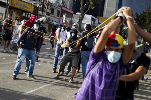 Estudiantes opositores encabezaron multitudinarias marchas en Caracas y otras ciudades de Venezuela en una nueva jornada de protestas contra Maduro, quien decretó "la victoria de los carnavales" tras celebrar la "lección" del pueblo a quienes desean "prohibir la felicidad". (Foto: EFE/Miguel Gutiérrez) 