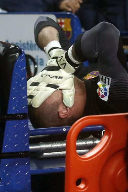 Víctor Valdés salió en camilla tras la lesión y este pudo haber sido su último juego oficial en el Camp Nou con el Barcelona