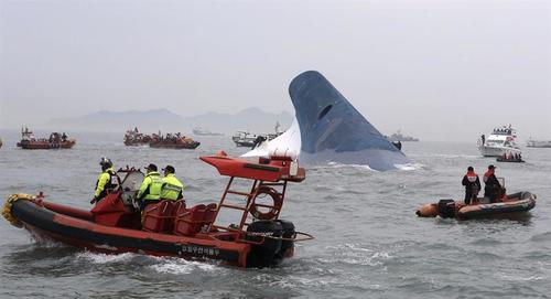 Buzos buscan rescatar a los pasajeros del barco que naufragó en Corea del Sur, en su mayoría son estudiantes de bachillerato. (Foto: EFE)