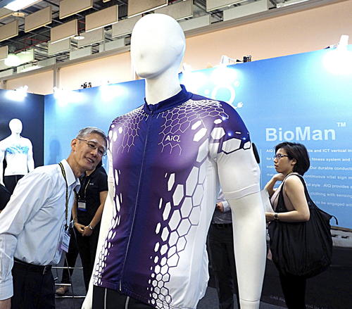una "camiseta inteligente" desarrollada por la empresa taiwanesa AiuQ Smart Clothing Inc en la feria Computex en Taipei, Taiwán. (Foto: EFE: David Chang)