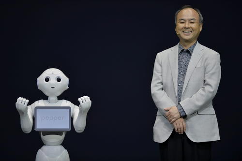 El presidente ejecutivo y presidente de SoftBank, Masayoshi Son. El robot se ha desarrollado en colaboración con la compañía francesa Aldebaran Robotics. (Foto: EFE/Franck Robichon)
