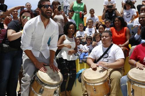 Ricky Martin cantó, bailó y disfruto el momento con los niños del nuevo centro. (Foto: EFE)