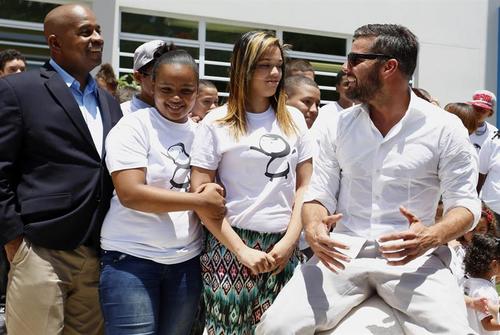 "La trata humana busca y encuentra a más niños y jóvenes de los que pensamos, y no debemos ser cómplices. Tenemos que darles las herramientas. Esta es la parte de la misión integral del Centro Tau, de la escuela y de nuestros aliados", destacó el cantante boricua.