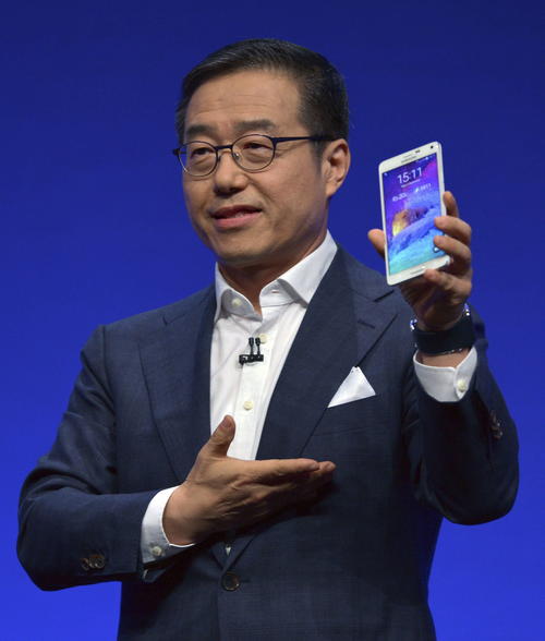El presidente de Samsung Mobile, DJ Lee, muestra el teléfono inteligente "Galaxy Note 4" durante la primera jornada de puertas abiertas a la prensa de la Feria Internacional de Electrónica de Consumo (IFA) en Berlín, Alemania. Foto: EFE/Rainer Jensen)