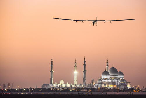 El avión realizó varias pruebas sobre Dubai antes de iniciar el periplo. (Foto: EFE) 