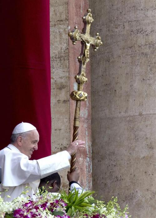 El papa Francisco saluda desde el balcón en el Domingo de Resurrección. (Foto: EFE)
