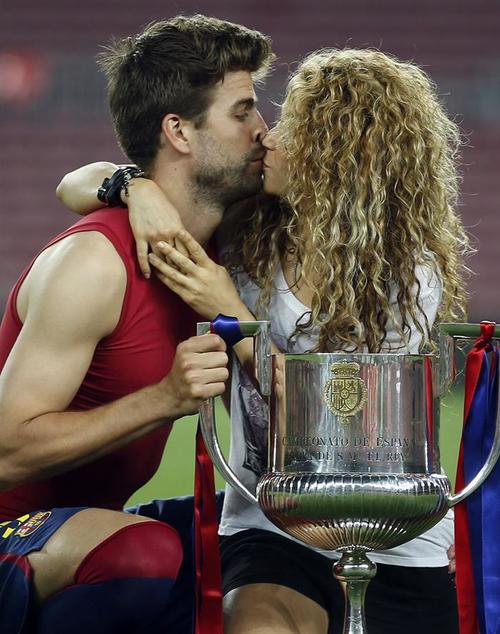 Shakira, Piqué y la copa del Rey fueron los protagonistas de la foto que se vuelve famosa en internet.